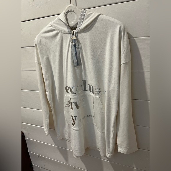 🤍TRICOTTO – WHITE HOODED TOP WITH ZIP DETAIL – EST. SIZE XL–XXL - Picture 7 of 9